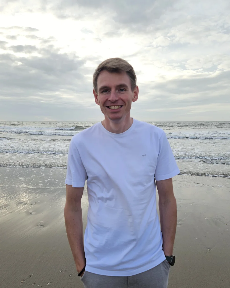 Cas op het strand, in een wit T-shirt