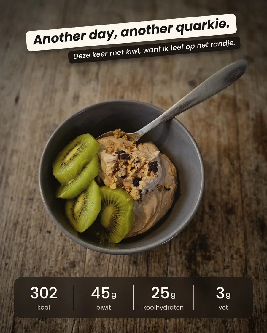 Kom kwark met kiwi: 302 kcal, 45 g eiwit, 25 g koolhydraten, 3 g vet