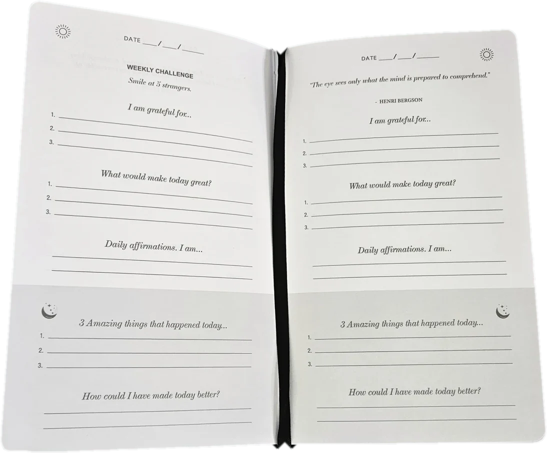 Opengeslagen Journal A Day of Gratitude, met per dag de ochtend bovenaan en de avond onderaan