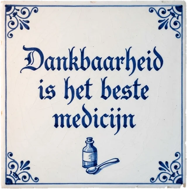 Delfts blauw tegeltje met de tekst: Dankbaarheid is het beste medicijn