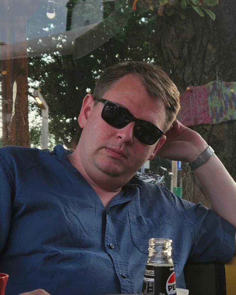 Cas, toen: op een terras