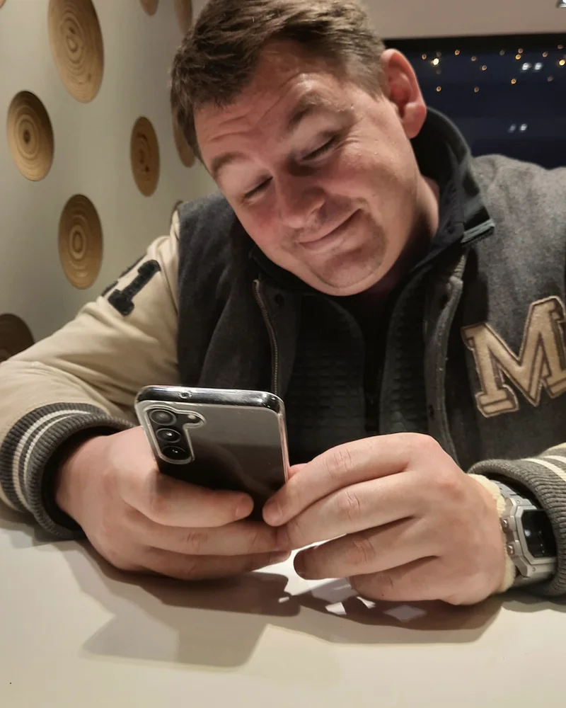 Cas, toen: aan tafel met zijn telefoon