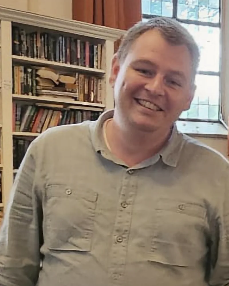 Cas, toen: in een bibliotheek